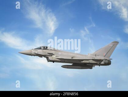 RAF Coningsby Lincolnshire Typhoon EF 2000 Eurofighter jet regale militare airforce aereo in volo blu cielo estivo visibile lato pilota profilo Foto Stock