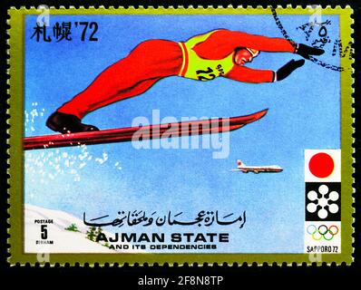 MOSCA, RUSSIA - 30 SETTEMBRE 2019: Francobollo stampato in Ajman Shows Ski Jump, Olimpiadi invernali 1972, Sapporo serie, circa 1971 Foto Stock