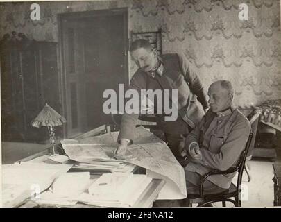 Field Marshalleutnant Joseph Roth di Limanowa Lapanov con Lutensione Level nel suo studio legale a Brunico. . Foto Stock