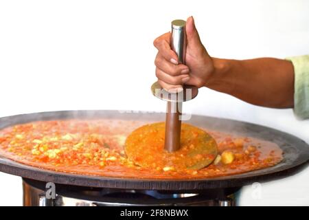 PAV Bhaji essendo cucinato nelle strade dell'India, cibo indiano di Mumbai il Pad bhaji, il Pad Bhaji è un piatto di fast food, curry di verdure spesse e piccanti, Foto Stock