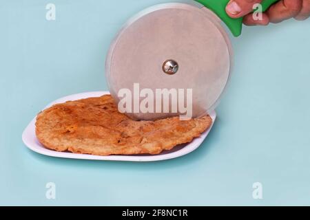 Pane piatto indiano - Alo Kulcha con Choley o pane di patate stuffato o Aloo paratha farcito, cucina , Foto Stock