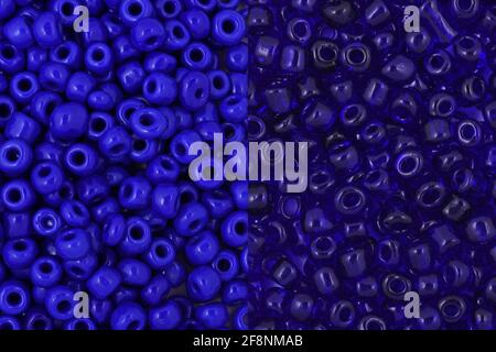 Perline trasparenti e opache su sfondo bianco primo piano, macro, creare collana di perline Foto Stock