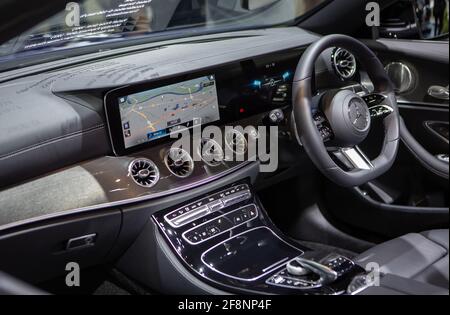 Bangkok, Thailandia - 4 aprile 2021: Dashboard Mercedes Benz e-Class esposto al SALONE INTERNAZIONALE DELL'AUTOMOBILE DI BANGKOK 2021 Foto Stock
