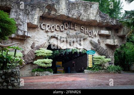 Vista di un cartello per lo spettacolo di coccodrilli allo Zoo della Tigre di Sriracha in Thailandia. Foto Stock