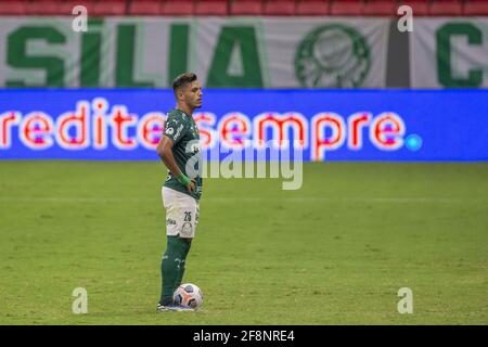 Gabriel Menino (Palmeiras) segna la sua penalizzazione in gara di penalità durante la seconda tappa della Recopa sul-Americano 2021 Final (conosciuta anche in spagnolo come Recopa Sud-Americano) tra Palmeiras del Brasile e Defensa y Justicia dell'Argentina all'Estadio Mane Garrincha di Brasilia, Brasile, il 14 aprile 2021. Palmeiras ha vinto la prima tappa 1-2 a Buenos Aires mercoledì 7 aprile 2021. Il gioco è stato giocato a Brasilia come tutti gli sport in attualmente sospeso nello stato di Sao Paulo come lo stato è in "Emergency state" per quanto riguarda Covid 19. Credit: SPP Sport Press Photo. /Alamy Live News Foto Stock