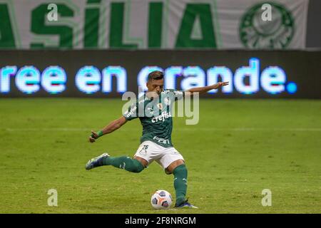 Gabriel Menino (Palmeiras) segna la sua penalizzazione in gara di penalità durante la seconda tappa della Recopa sul-Americano 2021 Final (conosciuta anche in spagnolo come Recopa Sud-Americano) tra Palmeiras del Brasile e Defensa y Justicia dell'Argentina all'Estadio Mane Garrincha di Brasilia, Brasile, il 14 aprile 2021. Palmeiras ha vinto la prima tappa 1-2 a Buenos Aires mercoledì 7 aprile 2021. Il gioco è stato giocato a Brasilia come tutti gli sport in attualmente sospeso nello stato di Sao Paulo come lo stato è in "Emergency state" per quanto riguarda Covid 19. Credit: SPP Sport Press Photo. /Alamy Live News Foto Stock