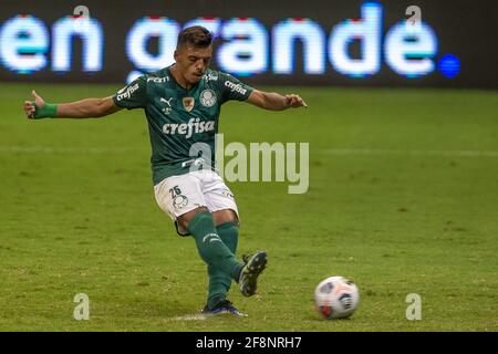 Gabriel Menino (Palmeiras) segna la sua penalizzazione in gara di penalità durante la seconda tappa della Recopa sul-Americano 2021 Final (conosciuta anche in spagnolo come Recopa Sud-Americano) tra Palmeiras del Brasile e Defensa y Justicia dell'Argentina all'Estadio Mane Garrincha di Brasilia, Brasile, il 14 aprile 2021. Palmeiras ha vinto la prima tappa 1-2 a Buenos Aires mercoledì 7 aprile 2021. Il gioco è stato giocato a Brasilia come tutti gli sport in attualmente sospeso nello stato di Sao Paulo come lo stato è in "Emergency state" per quanto riguarda Covid 19. Credit: SPP Sport Press Photo. /Alamy Live News Foto Stock