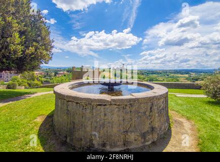 Tuscania (Italia) - una vista sulla splendida città etrusca e medievale in provincia di Viterbo, Tuscia Lazio, attrazione turistica per molte chiese antiche Foto Stock