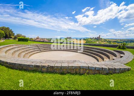 Tuscania (Italia) - una vista sulla splendida città etrusca e medievale in provincia di Viterbo, Tuscia Lazio, attrazione turistica per molte chiese antiche Foto Stock