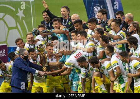 Defensa y Justicia celbrate dopo aver vinto la Recopa sul-Americano 2021 Final (conosciuta anche in spagnolo come Recopa Sud-Americano) tra Palmeiras del Brasile e Defensa y Justicia dell'Argentina all'Estadio Mane Garrincha di Brasilia, Brasile, il 14 aprile 2021. Palmeiras ha vinto la prima tappa 1-2 a Buenos Aires mercoledì 7 aprile 2021. Il gioco è stato giocato a Brasilia come tutti gli sport in attualmente sospeso nello stato di Sao Paulo come lo stato è in "Emergency state" per quanto riguarda Covid 19. Credit: SPP Sport Press Photo. /Alamy Live News Foto Stock