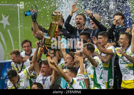 Defensa y Justicia celbrate dopo aver vinto la Recopa sul-Americano 2021 Final (conosciuta anche in spagnolo come Recopa Sud-Americano) tra Palmeiras del Brasile e Defensa y Justicia dell'Argentina all'Estadio Mane Garrincha di Brasilia, Brasile, il 14 aprile 2021. Palmeiras ha vinto la prima tappa 1-2 a Buenos Aires mercoledì 7 aprile 2021. Il gioco è stato giocato a Brasilia come tutti gli sport in attualmente sospeso nello stato di Sao Paulo come lo stato è in "Emergency state" per quanto riguarda Covid 19. Credit: SPP Sport Press Photo. /Alamy Live News Foto Stock