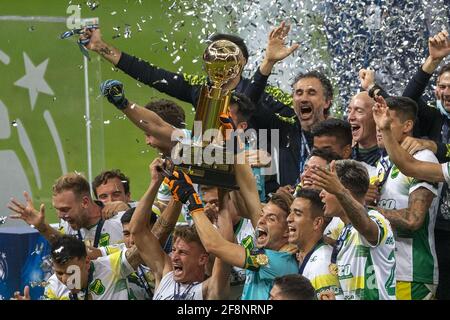 Defensa y Justicia celbrate dopo aver vinto la Recopa sul-Americano 2021 Final (conosciuta anche in spagnolo come Recopa Sud-Americano) tra Palmeiras del Brasile e Defensa y Justicia dell'Argentina all'Estadio Mane Garrincha di Brasilia, Brasile, il 14 aprile 2021. Palmeiras ha vinto la prima tappa 1-2 a Buenos Aires mercoledì 7 aprile 2021. Il gioco è stato giocato a Brasilia come tutti gli sport in attualmente sospeso nello stato di Sao Paulo come lo stato è in "Emergency state" per quanto riguarda Covid 19. Credit: SPP Sport Press Photo. /Alamy Live News Foto Stock