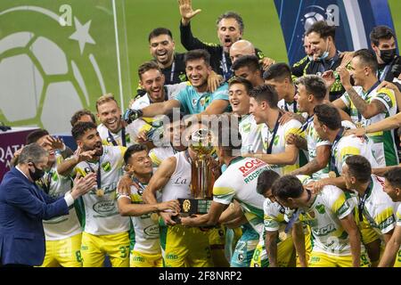 Defensa y Justicia celbrate dopo aver vinto la Recopa sul-Americano 2021 Final (conosciuta anche in spagnolo come Recopa Sud-Americano) tra Palmeiras del Brasile e Defensa y Justicia dell'Argentina all'Estadio Mane Garrincha di Brasilia, Brasile, il 14 aprile 2021. Palmeiras ha vinto la prima tappa 1-2 a Buenos Aires mercoledì 7 aprile 2021. Il gioco è stato giocato a Brasilia come tutti gli sport in attualmente sospeso nello stato di Sao Paulo come lo stato è in "Emergency state" per quanto riguarda Covid 19. Credit: SPP Sport Press Photo. /Alamy Live News Foto Stock