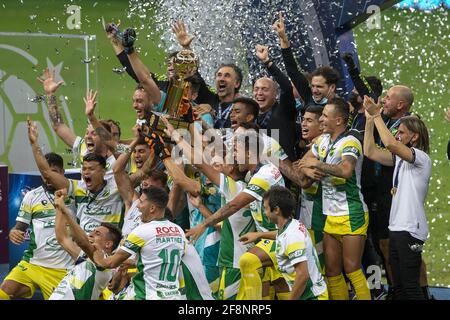 Defensa y Justicia celbrate dopo aver vinto la Recopa sul-Americano 2021 Final (conosciuta anche in spagnolo come Recopa Sud-Americano) tra Palmeiras del Brasile e Defensa y Justicia dell'Argentina all'Estadio Mane Garrincha di Brasilia, Brasile, il 14 aprile 2021. Palmeiras ha vinto la prima tappa 1-2 a Buenos Aires mercoledì 7 aprile 2021. Il gioco è stato giocato a Brasilia come tutti gli sport in attualmente sospeso nello stato di Sao Paulo come lo stato è in "Emergency state" per quanto riguarda Covid 19. Credit: SPP Sport Press Photo. /Alamy Live News Foto Stock