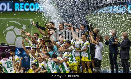 Defensa y Justicia celbrate dopo aver vinto la Recopa sul-Americano 2021 Final (conosciuta anche in spagnolo come Recopa Sud-Americano) tra Palmeiras del Brasile e Defensa y Justicia dell'Argentina all'Estadio Mane Garrincha di Brasilia, Brasile, il 14 aprile 2021. Palmeiras ha vinto la prima tappa 1-2 a Buenos Aires mercoledì 7 aprile 2021. Il gioco è stato giocato a Brasilia come tutti gli sport in attualmente sospeso nello stato di Sao Paulo come lo stato è in "Emergency state" per quanto riguarda Covid 19. Credit: SPP Sport Press Photo. /Alamy Live News Foto Stock