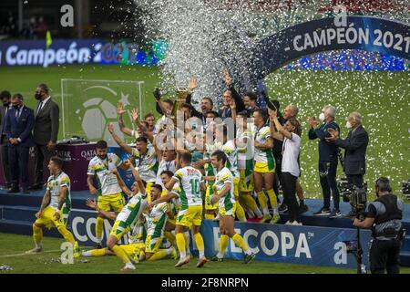 Defensa y Justicia celbrate dopo aver vinto la Recopa sul-Americano 2021 Final (conosciuta anche in spagnolo come Recopa Sud-Americano) tra Palmeiras del Brasile e Defensa y Justicia dell'Argentina all'Estadio Mane Garrincha di Brasilia, Brasile, il 14 aprile 2021. Palmeiras ha vinto la prima tappa 1-2 a Buenos Aires mercoledì 7 aprile 2021. Il gioco è stato giocato a Brasilia come tutti gli sport in attualmente sospeso nello stato di Sao Paulo come lo stato è in "Emergency state" per quanto riguarda Covid 19. Credit: SPP Sport Press Photo. /Alamy Live News Foto Stock