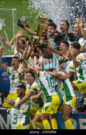 Defensa y Justicia celbrate dopo aver vinto la Recopa sul-Americano 2021 Final (conosciuta anche in spagnolo come Recopa Sud-Americano) tra Palmeiras del Brasile e Defensa y Justicia dell'Argentina all'Estadio Mane Garrincha di Brasilia, Brasile, il 14 aprile 2021. Palmeiras ha vinto la prima tappa 1-2 a Buenos Aires mercoledì 7 aprile 2021. Il gioco è stato giocato a Brasilia come tutti gli sport in attualmente sospeso nello stato di Sao Paulo come lo stato è in "Emergency state" per quanto riguarda Covid 19. Credit: SPP Sport Press Photo. /Alamy Live News Foto Stock