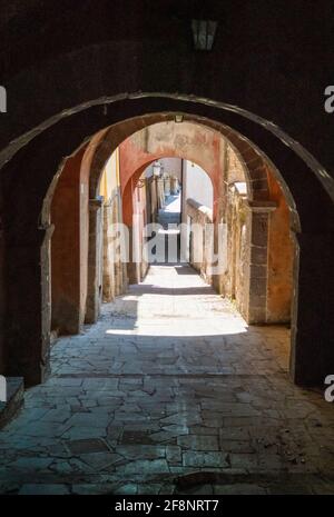 Tuscania (Italia) - una vista sulla splendida città etrusca e medievale in provincia di Viterbo, Tuscia Lazio, attrazione turistica per molte chiese antiche Foto Stock