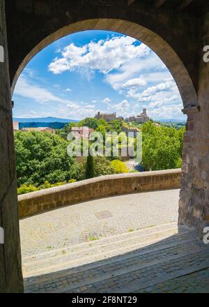 Tuscania (Italia) - una vista sulla splendida città etrusca e medievale in provincia di Viterbo, Tuscia Lazio, attrazione turistica per molte chiese antiche Foto Stock