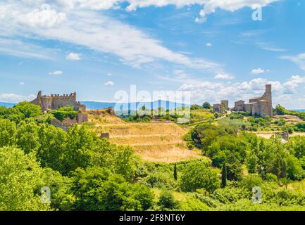 Tuscania (Italia) - una vista sulla splendida città etrusca e medievale in provincia di Viterbo, Tuscia Lazio, attrazione turistica per molte chiese antiche Foto Stock