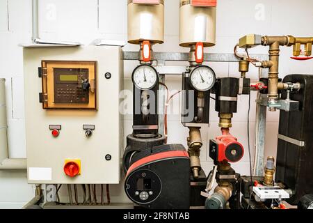 Sala tecnica con dispositivi per il controllo della temperatura del acqua Foto Stock