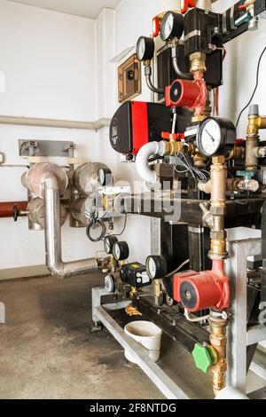 Sala tecnica con dispositivi per il controllo della temperatura del acqua Foto Stock