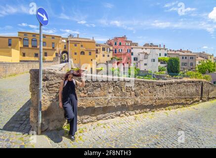 Tuscania (Italia) - una vista sulla splendida città etrusca e medievale in provincia di Viterbo, Tuscia Lazio, attrazione turistica per molte chiese antiche Foto Stock