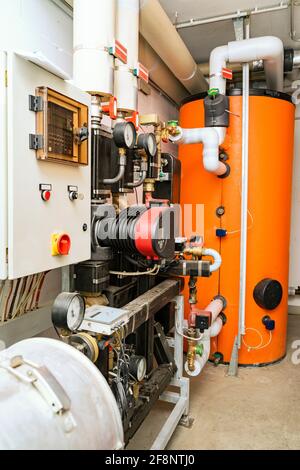 Sala tecnica con dispositivi per il controllo della temperatura del acqua Foto Stock