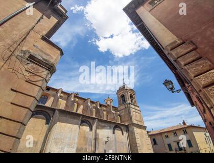 Tuscania (Italia) - una vista sulla splendida città etrusca e medievale in provincia di Viterbo, Tuscia Lazio, attrazione turistica per molte chiese antiche Foto Stock