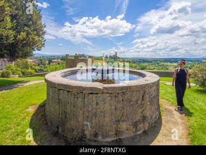 Tuscania (Italia) - una vista sulla splendida città etrusca e medievale in provincia di Viterbo, Tuscia Lazio, attrazione turistica per molte chiese antiche Foto Stock