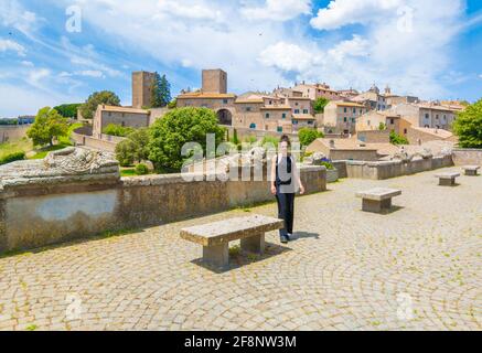 Tuscania (Italia) - una vista sulla splendida città etrusca e medievale in provincia di Viterbo, Tuscia Lazio, attrazione turistica per molte chiese antiche Foto Stock