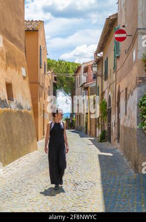 Tuscania (Italia) - una vista sulla splendida città etrusca e medievale in provincia di Viterbo, Tuscia Lazio, attrazione turistica per molte chiese antiche Foto Stock