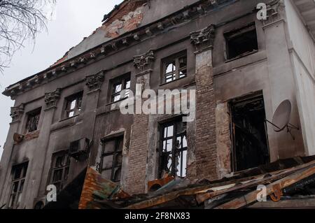 Rovine di casa dopo grande disastro - fuoco. Foto Foto Stock