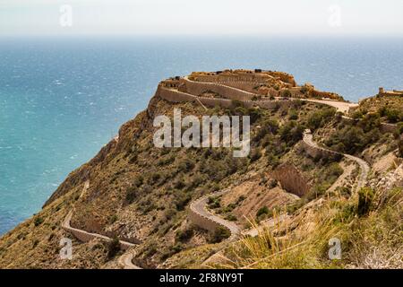 Paesaggio della Bateria de Castillitos su una collina circondata Sul mare in Spagna Foto Stock