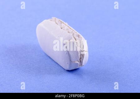 Tablet scaduto su sfondo blu Foto Stock