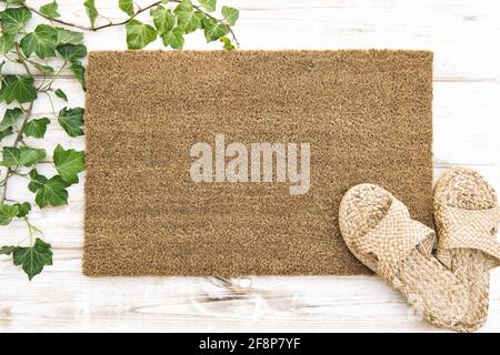 Mockup del tappetino della portiera. Modello mock up con le scarpe della casa. Concetto di zero sprechi Foto Stock