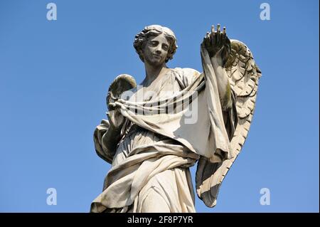 Italia, Roma, statua angelo sul ponte Sant'Angelo, angelo con il sudarium Foto Stock