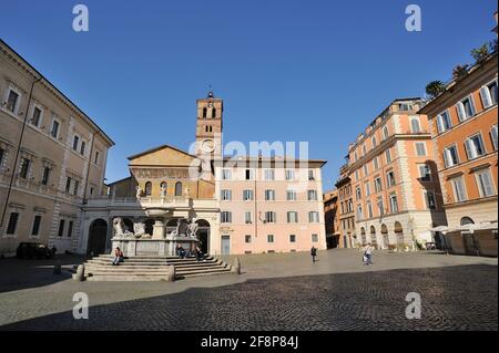 Piazza di Santa Maria in Trastevere, Roma, Italia Foto Stock