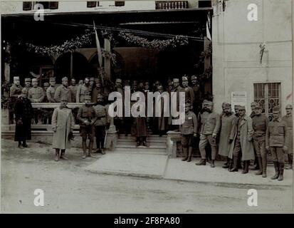 Esercito Comandante Arciduca Friedrich in Fucine Tonale dietro l'Arciduca da sinistra a destra: Superph dottor Prof. Dr. Med. Karl Biehl, Generale Avantante Generale maggiore Herbert von Herberstein, Lutensione Robert Prochaska, Comandante del Kaiserschutzegiment II, colonnello Friedrich Eckhardt von Eckhartsburg, Comandante dell'88a Kaiserscherferbrigata Foto Stock