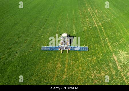 Il trattore campo coltivato a molla,vista aerea Foto Stock