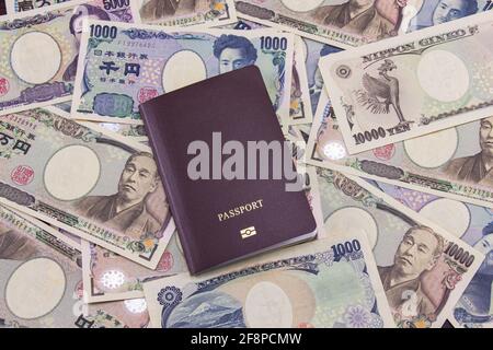 Passaporto internazionale sulle note di valuta giapponese contesto, affari finanziari di moneta giapponese. Foto Stock