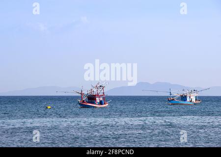 Tradizionale barca da pesca tailandese che galleggia nel mare della Thailandia vicino a koh larn il giorno il cielo luminoso. Foto Stock