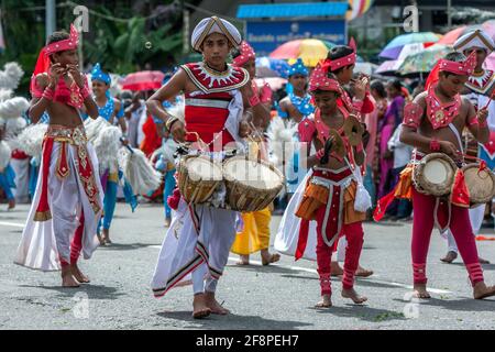 I giocatori di Thammattam, un giocatore di Cymbal e un giocatore di flauto si esibiscono durante il giorno Perahera a Kandy in Sri Lanka. Foto Stock