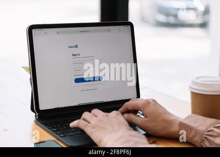 CHIANG mai, THAILANDIA, 21 MARZO 2021 : una donna che usa iPad Pro con la pagina web di LinkedIn sullo schermo.LinkedIn è un web di condivisione di foto. Foto Stock