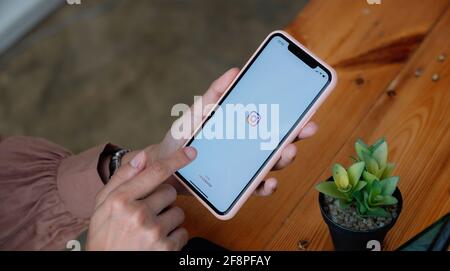 CHIANG mai, THAILANDIA - MAR 21 2021 : Donna mano che tiene iphone con logo di applicazione instagram. Instagram è la fotografia più grande e più popolare Foto Stock