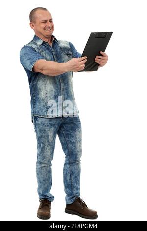 Uomo felice che legge un rapporto positivo su una clipboard Foto Stock