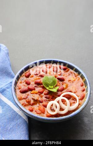 Il curry di Raja è un alimento popolare dell'India del nord. Raja è un fagiolo rosso cotto con cipolle, pomodori e una speciale miscela di spezie. Foto Stock