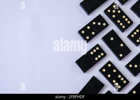 Vecchi dominoi neri vintage su sfondo bianco. Il concetto del gioco dominoes. Messa a fuoco selettiva. Spazio di copia. Passatempo. Giochi da tavolo. Foto Stock