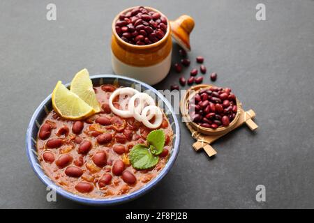 Il curry di Raja è un alimento popolare dell'India del nord. Raja è un fagiolo rosso cotto con cipolle, pomodori e una speciale miscela di spezie. Foto Stock