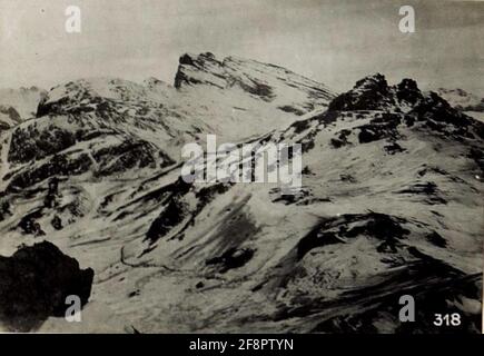 Vista dalla Valparola - sella contro Castello e Settsass. . Foto Stock